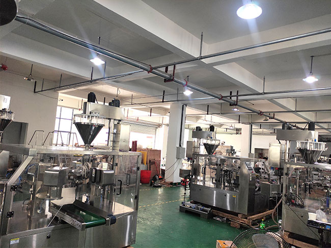 給袋式全自動包裝機(jī)設(shè)備車間實拍